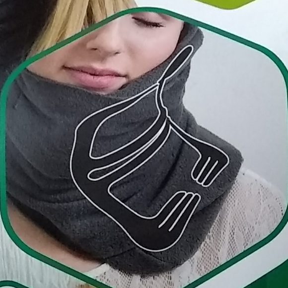 Trtl airplane travel pillow unisex. Comfortable and lightweight - Picture 3 of 4